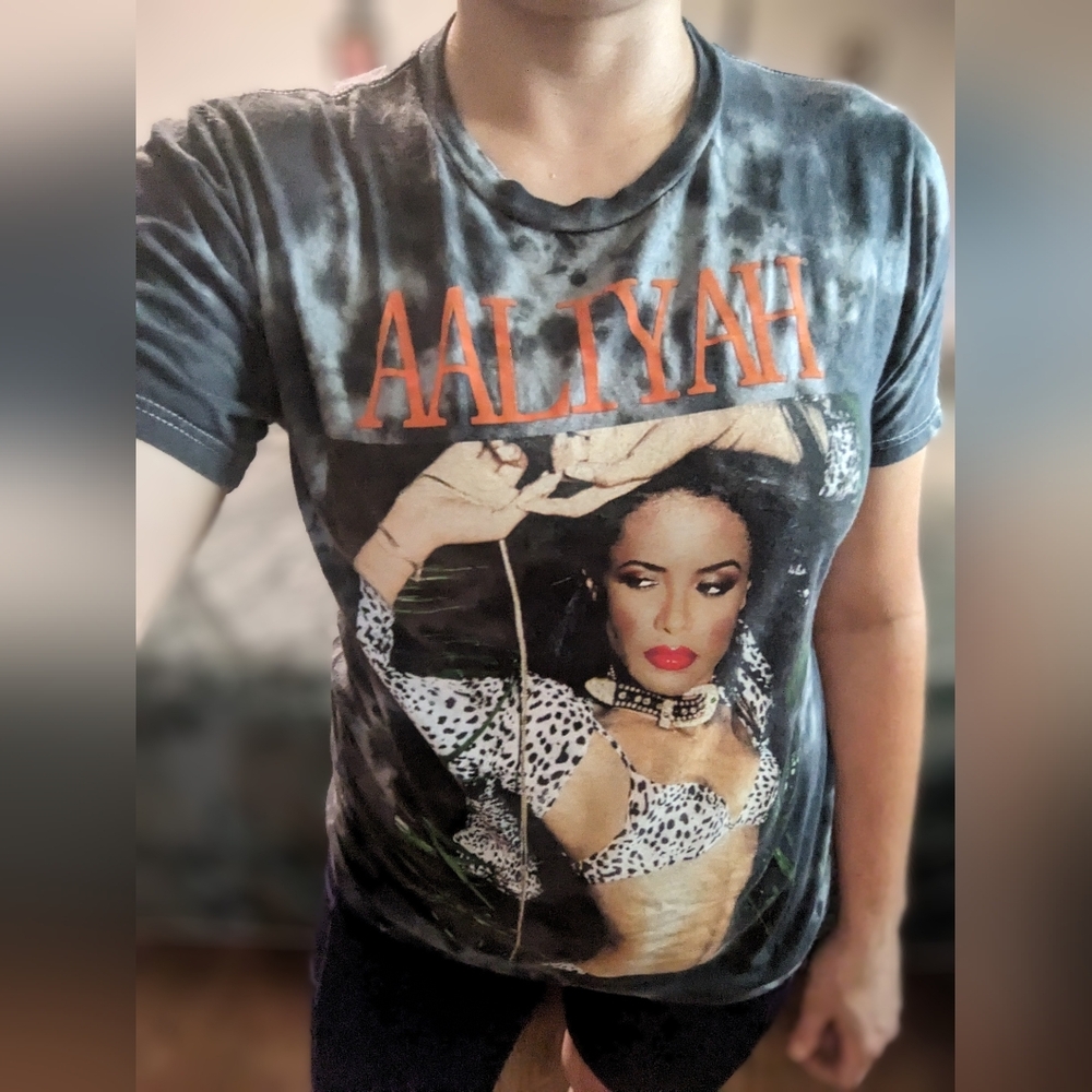 Men's size Small Aaliyah shirt